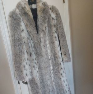 Women's luxurious Vegan Fur coat sz 12